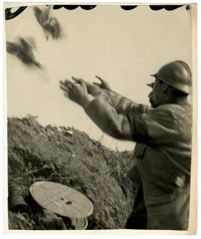null PHOTOGRAPHES MILITAIRES Messagers volants Scénes de tranchées France, 1914-1918...