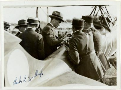 null AGENCE DE PRESSE ANGLAISE (SPORT & GENERAL) Charles Lindbergh reçu au Bourget...