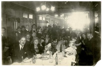 Pierre CHOUMOFF (1872-1936) Vladimir Maïakovski présidant un diner parnassien. A...