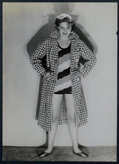 MAN RAY (1890-1976) Mary Glory, modèle du couturier Jean-Claude d'Ahetze Paris, 1930...