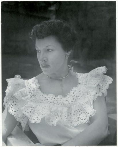 LOLA ALVAREZ BRAVO (1907-1993) Autoportrait Mexico, c. 1940 Argentique, 243x194 mm,...