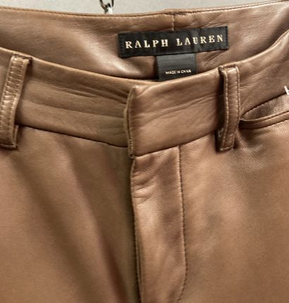 Roberto CAVALLI, Ralph LAUREN Lot de deux pantalons en daim, l'un kaki agrémenté...