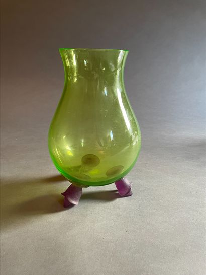 DAUM France Vase en verre soufflé vert pomme reposant sur trois boutons de roses...