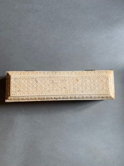 null Writing case with compartments
Of quadrangular form, in ivory with faceted,...