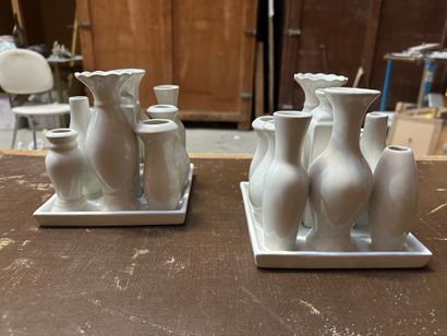 null Paire de plateaux contenant des vases soliflores en céramique blanche
15 x 15...