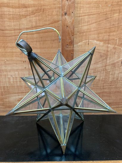 null Suspension "Étoile" en verre et laiton
H. 53 cm (environ)
Travail moderne (Montée...