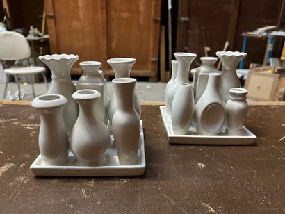 null Paire de plateaux contenant des vases soliflores en céramique blanche
15 x 15...