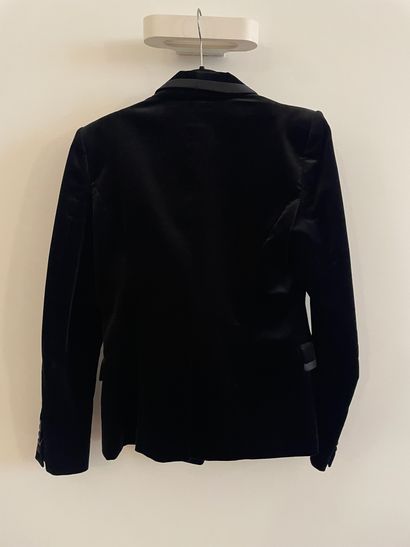 Roberto CAVALLI Lot comprenant une veste noire en velours gansé de satin, une jupe
Pencil...