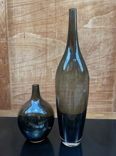 null Ensemble de deux vases en verre fumé, l'un de forme bouteille et l'autre à petit...