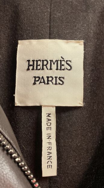 HERMÈS Paris Manteau en cuir marron à capuche gansé de Tanuki et de Vison rasé, manches...