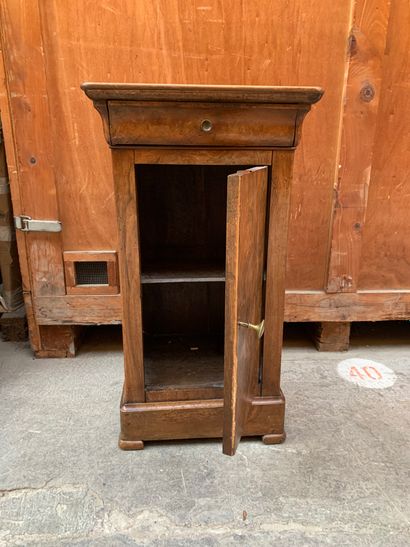 null Chevet en bois de placage ouvrant par un tiroir et un vantail
XIXème siècle
73...