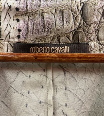 Roberto CAVALLI Lot comprenant une chemise en soie imprimée crocodile et un pantalon...