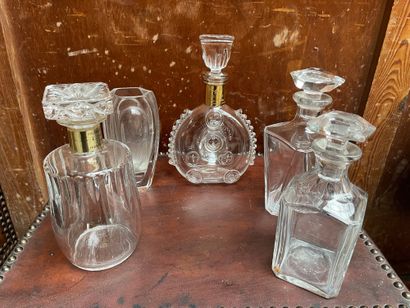 BACCARAT Ensemble de 4 carafes et d'un vase en verre incolore
Marque sous la bas...
