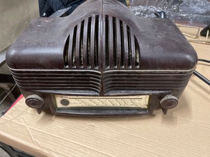 null Bakelite radio
H. 32 cm
(Worn)