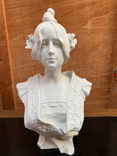 Ecole Moderne Jeune femme au chignon fleur
Sculpture en céramique, signée P. Devaux
H....