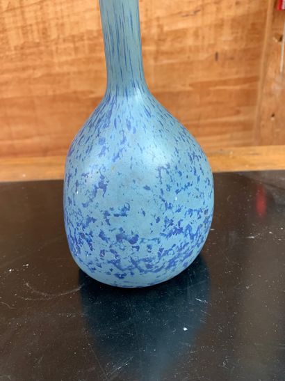 null Soliflore en verre bleu tacheté
Travail moderne
H. 32 cm
On joint un vase en...