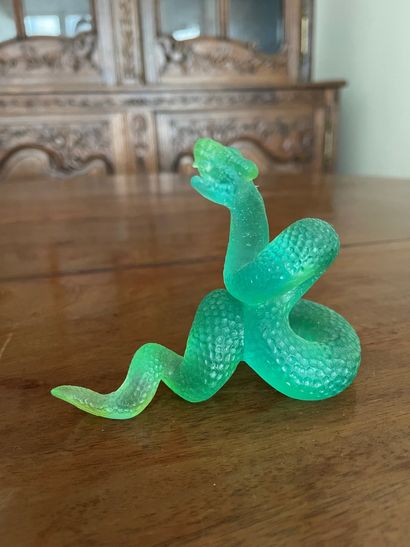 DAUM Sculpture en pâte de verre verte figurant un serpent
10 x 13 x 17 cm