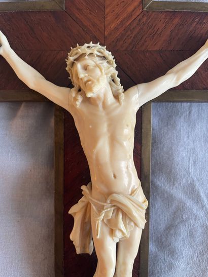 null Christ en ivoire
Signé Collé
XIXème siècle 17,5 x 13 cm