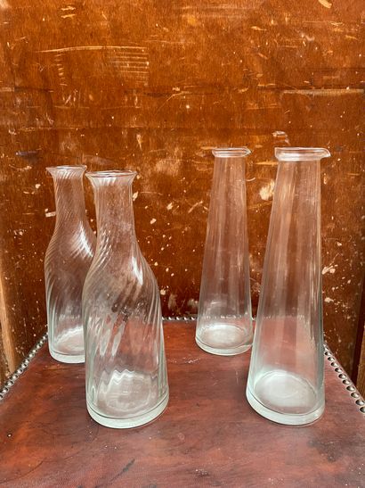 null Lot de 4 bouteilles en verre incolore
H. 30 cm - H. 32 cm