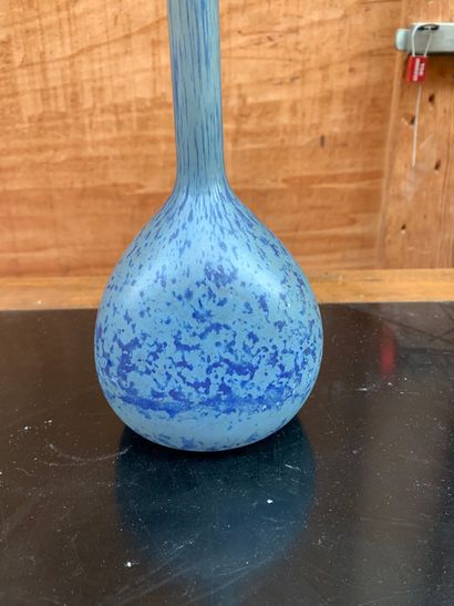 null Soliflore en verre bleu tacheté
Travail moderne
H. 32 cm
On joint un vase en...