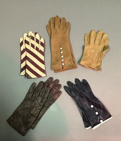 Emporio ARMANI Lot de cinq paires de gants de forme et matière diverse
Taille 7/8...