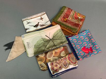 DIVERS Carton comprenant des carrés et foulards de forme et matière diverses (En...