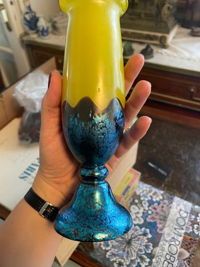 LOETZ (attribué à) Vase sur piédouche en verre jaune et verre irisé
H. 20 cm - D....