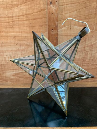 null Suspension "Étoile" en verre et laiton
H. 53 cm (environ)
Travail moderne (Montée...