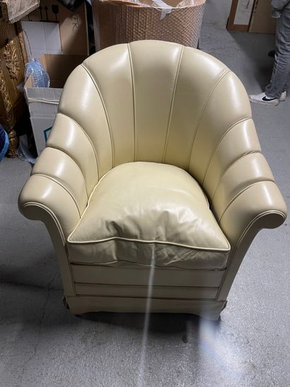 null Fan-shaped armchair in off-white leather
Modern work
H. 87 cm