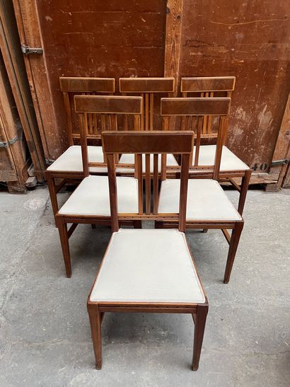 null Suite de six chaises à dossier ajouré de trois barreaux en bois de placage,...