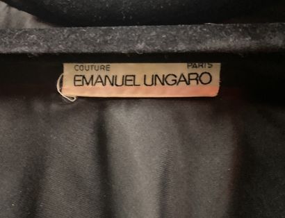 Emanuel UNGARO COUTURE, HUGO BOSS Lot composé d'une robe en lainage à rayures noires...