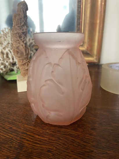 Travail Français Vase en verre opalin rose à motif en relief feuillagé
H. 12 cm