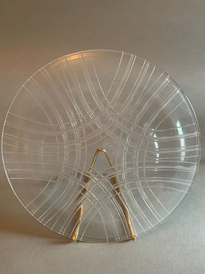 LALIQUE France Suite de 12 assiettes en cristal à décor gravé de motifs géométriques
D....