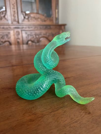 DAUM Sculpture en pâte de verre verte figurant un serpent
10 x 13 x 17 cm
