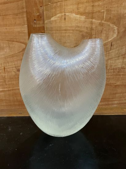 Ritsue MISHIMA (née en 1962) Vase en verre incolore à deux ouvertures à décor de...
