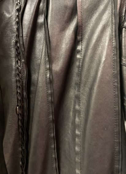 Roberto CAVALLI Lot comprenant une veste en lainage noir et une veste en cuir noir
Taille...