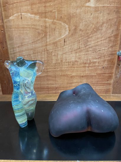 null Ensemble de deux sculptures en verre :
- Fessier en verre mat de couleur prune
H....