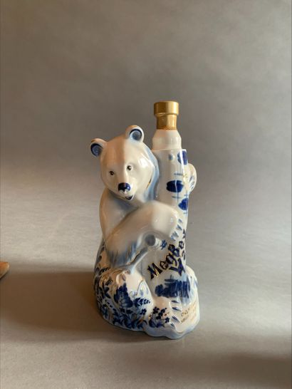 null Ensemble de deux bouteilles à vodka en porcelaine blanc bleu figurant un ours...