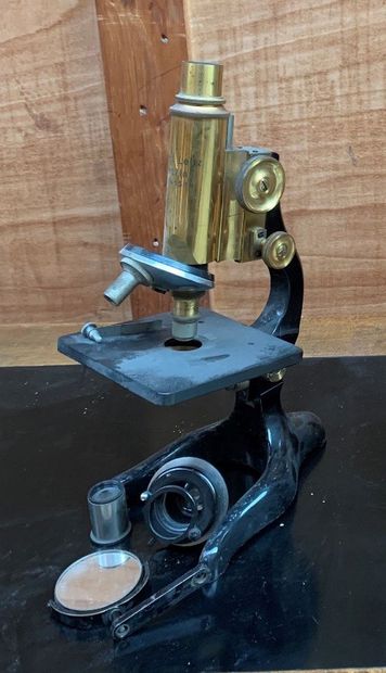 ERNST LEITZ, Wetzlar Microscope en laiton et bronze
H. 32 cm