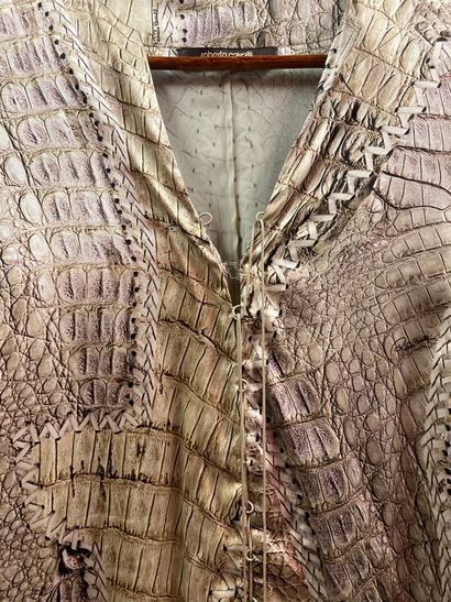 Roberto CAVALLI Lot comprenant une chemise en soie imprimée crocodile et un pantalon...