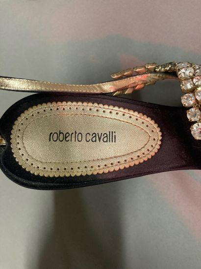 UNGARO, Roberto CAVALLI, Guiseppe ZANOTTI Lot composé d'escarpins et sandales à talon...