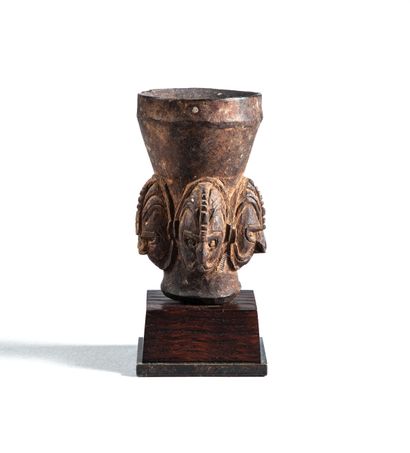 null Mortar with four heads 
Sepik, Papua New Guinea
Carved wood
H. 9.5 cm

Provenance:...