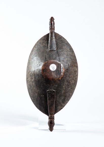 null Bol orné de deux têtes
Sepik, Papouasie-Nouvelle-Guinée
Bois sculpté
L. 43 cm...