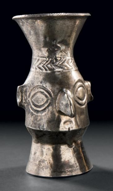 null GOBELET EN FORME DE TÊTE HUMAINE Culture Chimu, Pérou 1100 à 1400 après J.-C....
