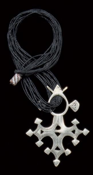null Collier orné d'une croix ou teneghelt de Barchakeia, Touaregs du Niger Argent,...