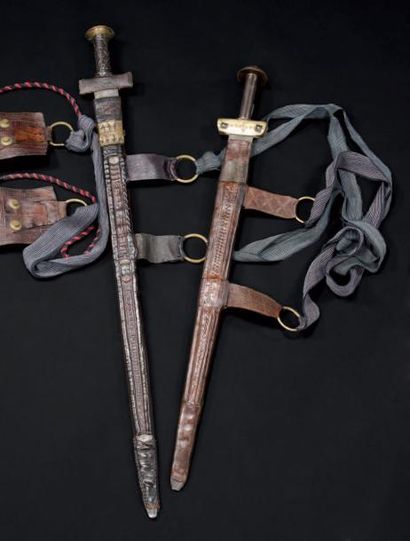 null Lot de deux épées ou takouba, Hoggar, sud de l'Algérie Vers 1900 a-Cuir, fer,...