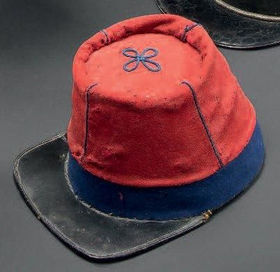 null CASQUETTE DE L'ARMÉE D'AFRIQUE en drap rouge et bandeau bleu, visière carrée,...