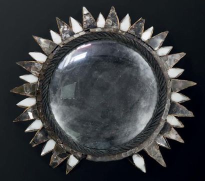 LINE VAUTRIN (1913-1997) MIROIR "SOLEIL" circulaire en talosel. La couronne est constituée...