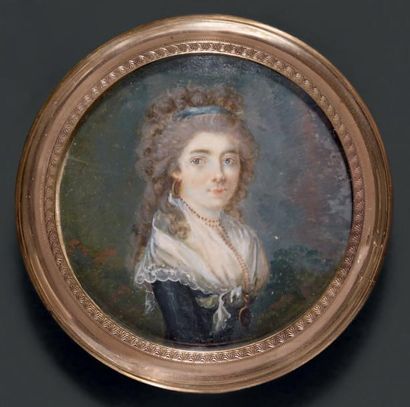 Ecole Francaise vers 1780 Portrait de jeune femme en buste, vers la droite, fichu...