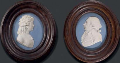 École FRANÇAISE de la fin du XVIIIe siècle Portraits d'homme et de femme de profil...